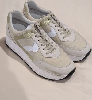 Voile Blanche Womens Neutral Metallic Accent Platform Sneaker - White/Gold